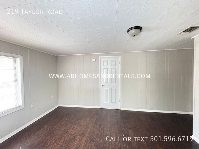 Foto del edificio - 219 Taylor Rd