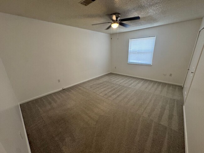 Foto del edificio - 8304 Woodview Dr N