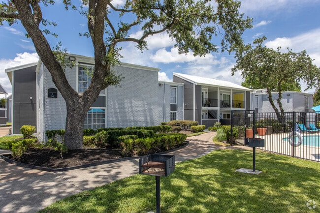 Building Photo - Brays Villa