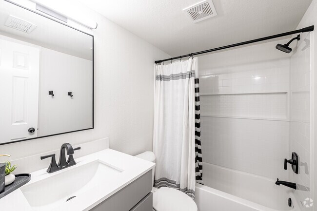 2 habitaciones, 1 baño - 790 pies cuadrados - Baño - Vineyards on Garland Apartments