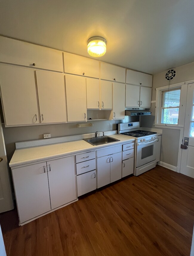 Building Photo - Freshly Painted 3 Bedroom, 1 Bath Row Home...
