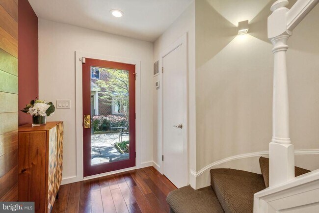 Foto del edificio - 4046 Chancery Ct NW