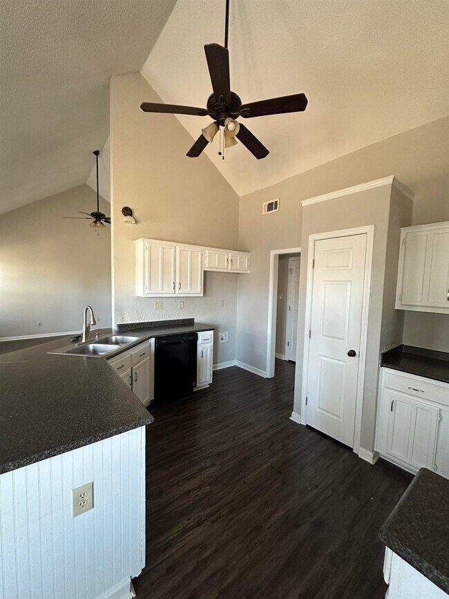 Building Photo - 3870 Westridge Dr
