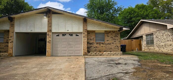Primary Photo - Cozy 3 Bedroom Unit! Tour Today!