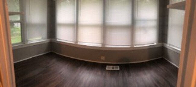 Building Photo - 3 Bedroom House in IC with fenced in backy...