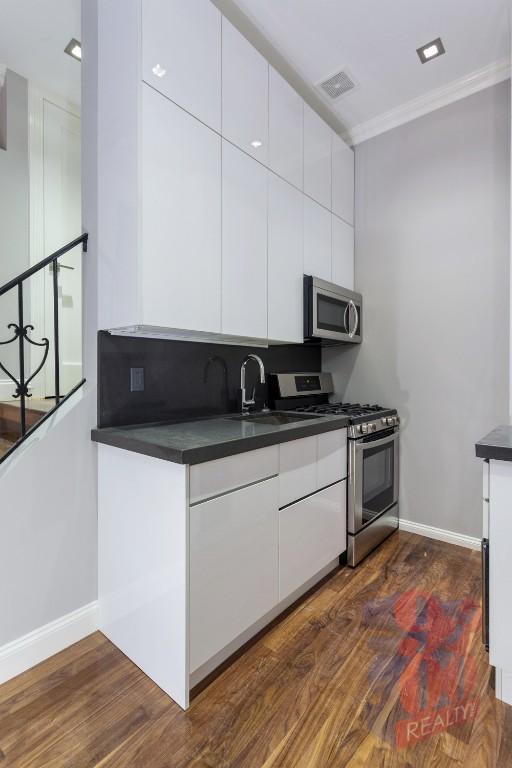 Building Photo - 564 Hudson St