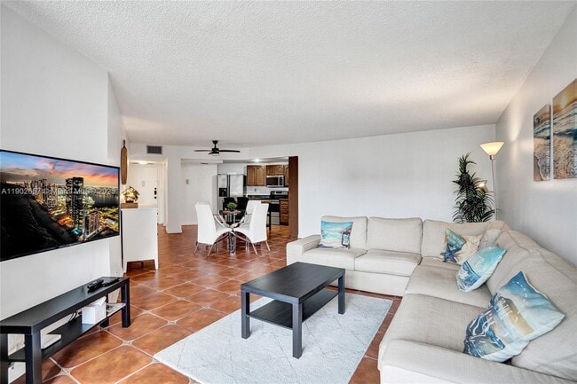 Building Photo - 1000 Parkview Dr