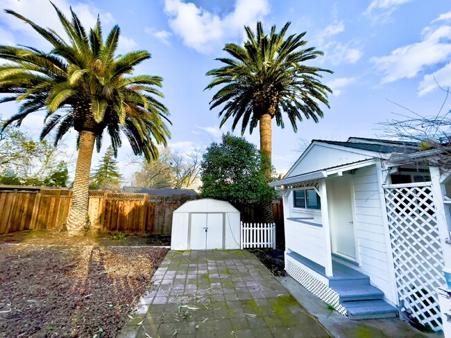 Building Photo - Charming 1 Bed, 1 Bath Rental in Walnut Cr...
