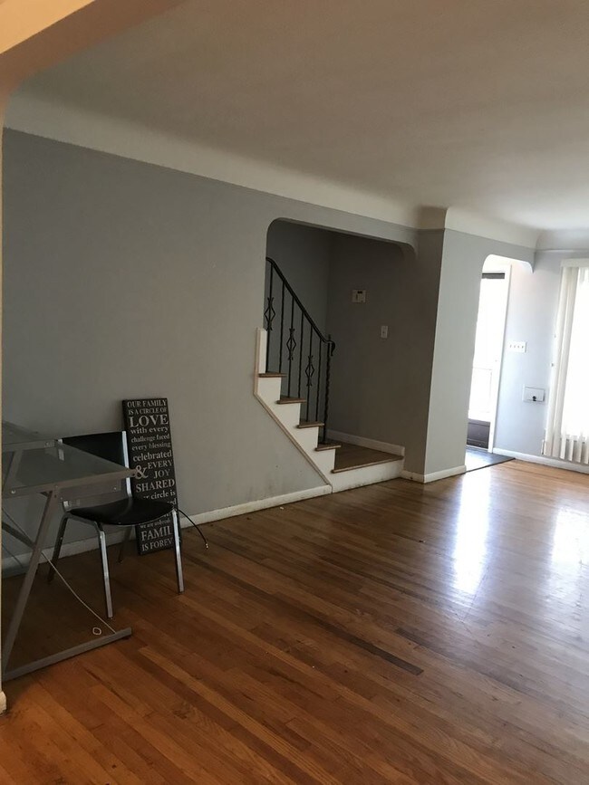 Building Photo - 3 br, 1 bath House - 384 Halle Dr