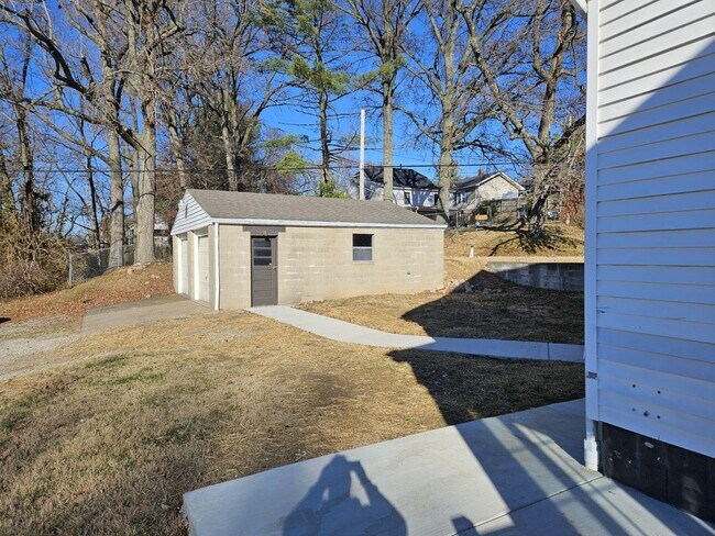 Two-car Garage - 3029 W Franklin St