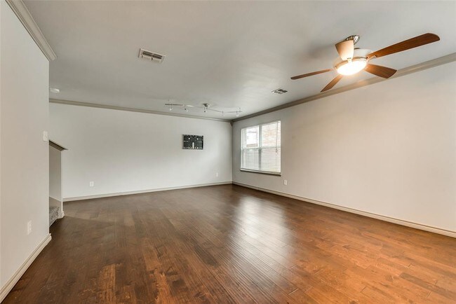 Foto del edificio - 2424 Emerald Ln