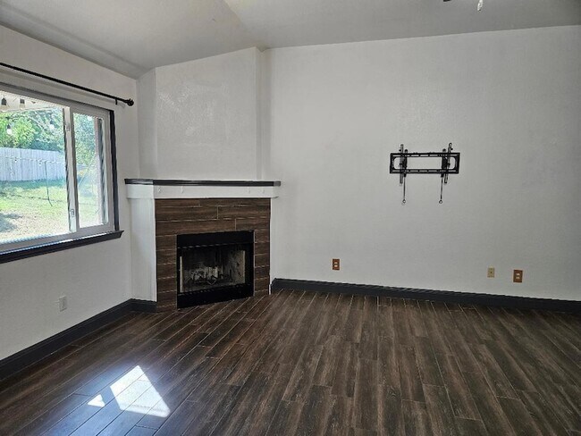 Foto del edificio - 214 Maple Ln