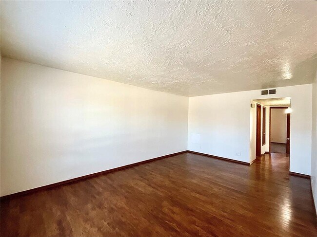 Foto del edificio - 1322 Glen Oaks Ct