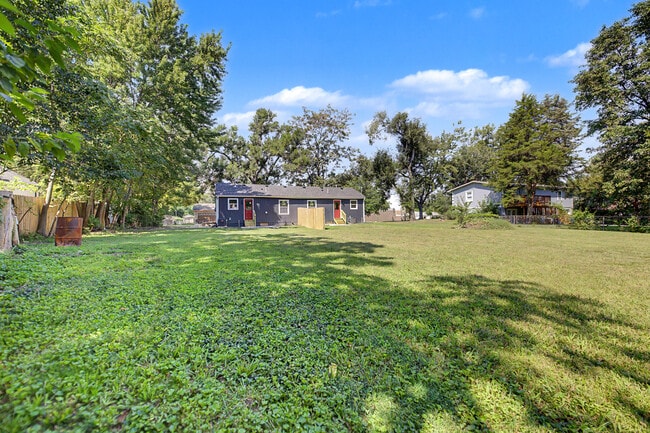 Building Photo - 834 N Walker Ln