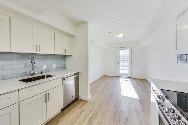 Building Photo - Newly renovated apartment at Oakbrook! 2 M...