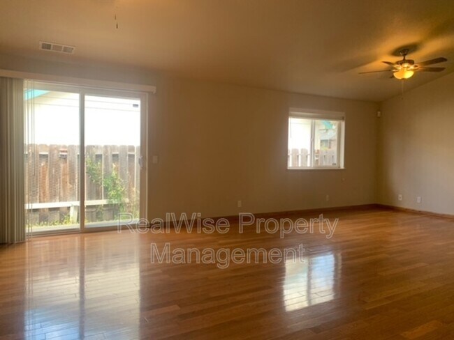 Building Photo - 112 SE Independence Dr