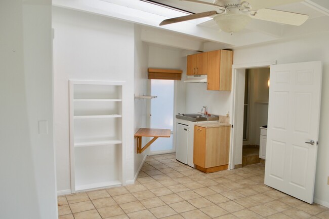 Building Photo - Bright Studio Apartment in Great Pacific B...