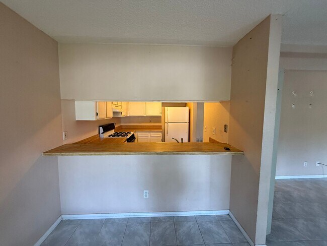 Building Photo - 2 bed/ 1.5 bath