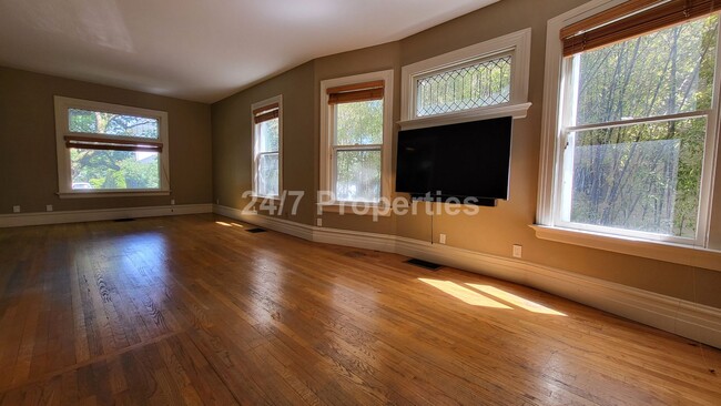 Foto del edificio - Beautiful Vintage 3 BD | 2.5 BA Home - Nob...