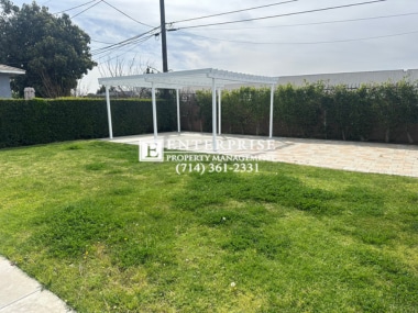 Foto del edificio - Charming 2-Bedroom Home with Landscaped Ya...