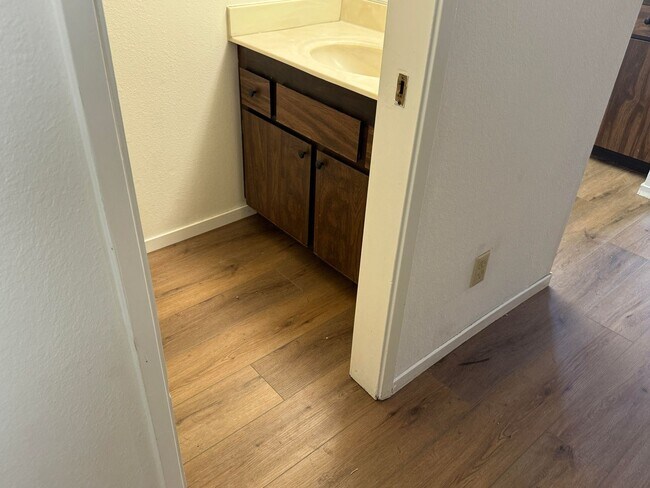 Building Photo - 2 bedrooms, 1.5 baths - Condominium in Qua...