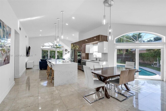 Foto del edificio - 15241 Wilshire Ct