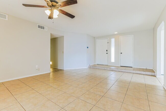 Building Photo - 503 W Cheyenne Dr