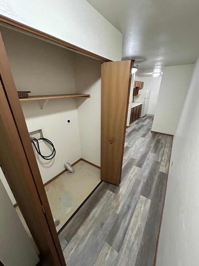 Conexiones para lavadora y secadora en cada unidad - 220 Valley Road