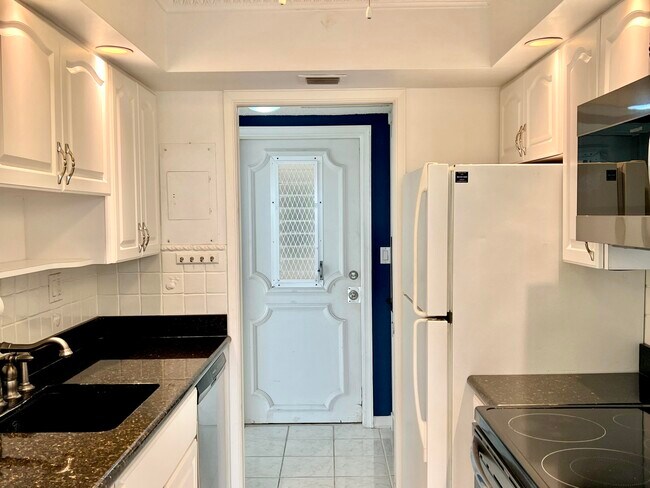 Building Photo - 1069 Hillsboro Mile