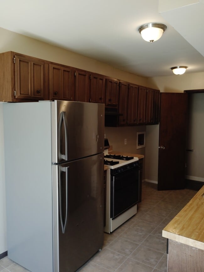 Building Photo - 555 Rosanne Ln