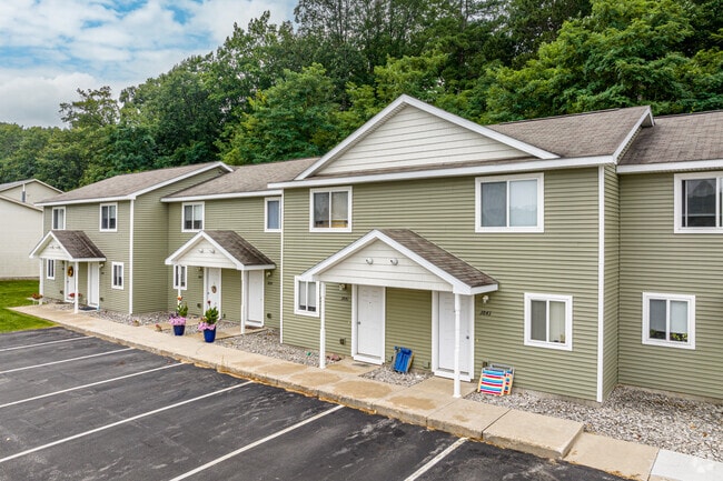 Building Photo - Holiday Village Townhomes