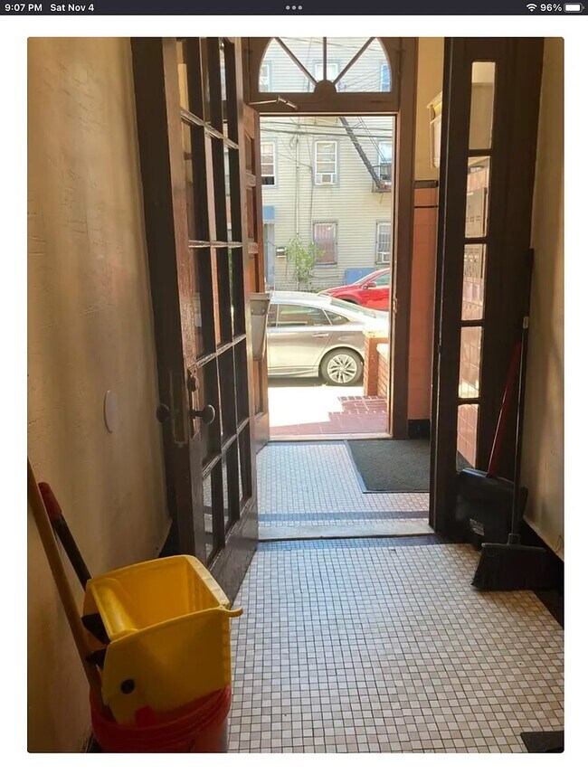 Vestibule. - 288 7th St