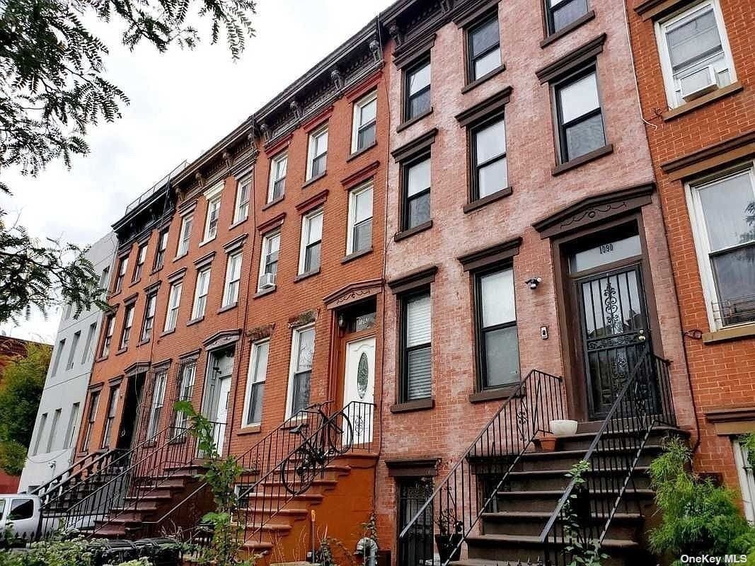 Primary Photo - 1094 Bushwick Ave