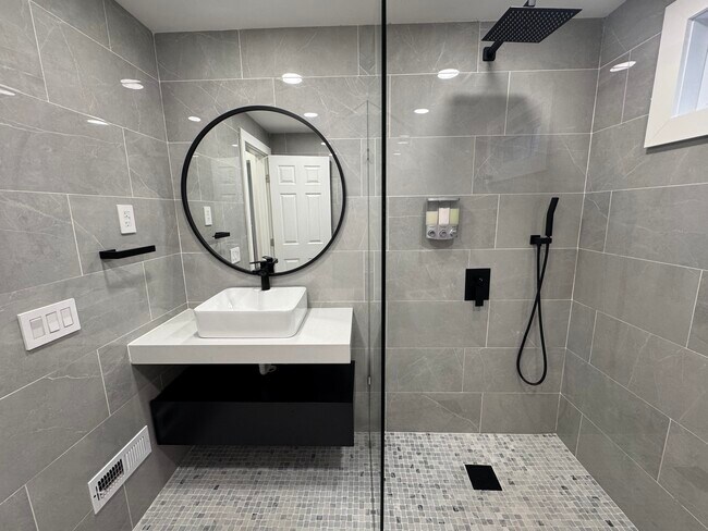 Building Photo - 140 S Collingwood Ave