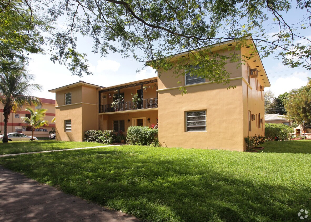 Building Photo - 908 Salzedo St