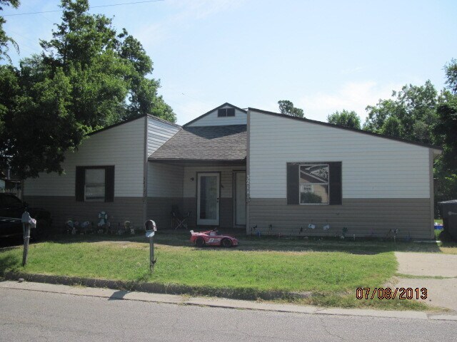 Primary Photo - 3212 S Ross Ave