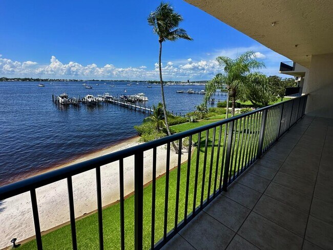 Foto del edificio - 624 SW St Lucie Crescent