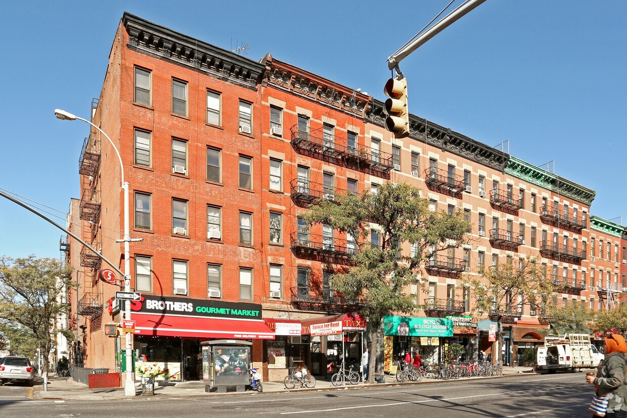 Building Photo - 691 Tenth Ave