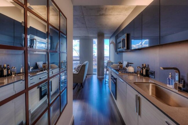 Foto del edificio - 745 W Division St