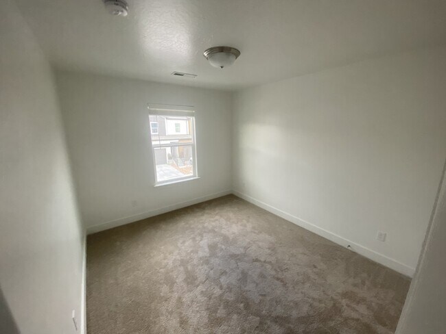 Foto del edificio - 279 W 660 N