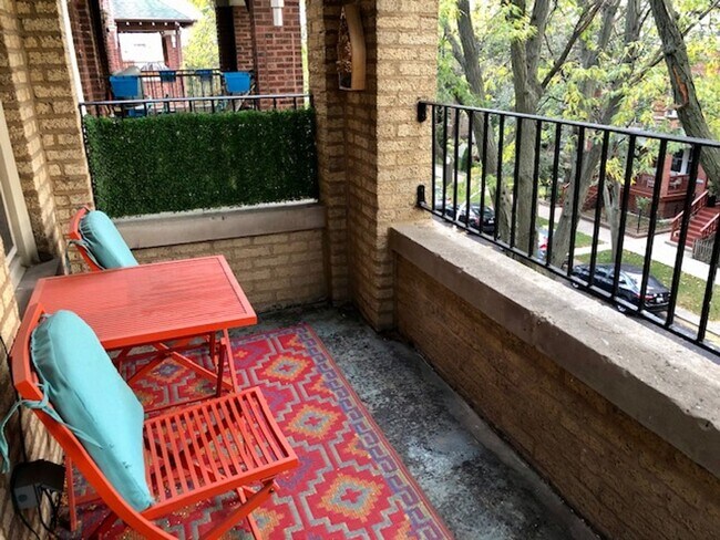 Foto del edificio - Albany Park Top-Floor Condo One Block to Brown Line Train!
