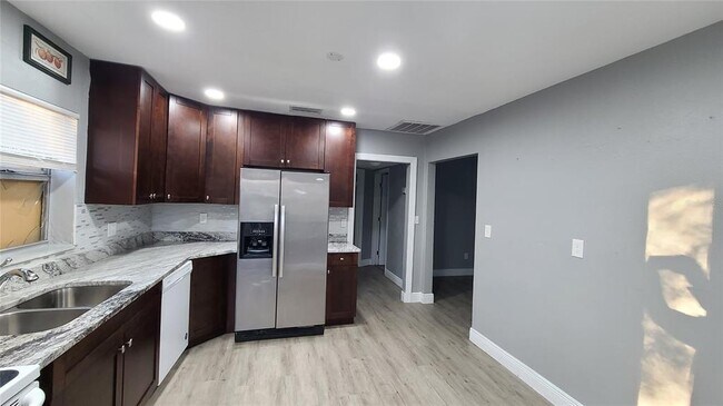 Foto del edificio - 10006 N Jasmine Ave