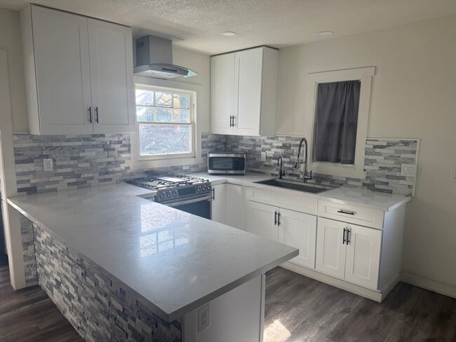 Building Photo - 1304 E 9th St