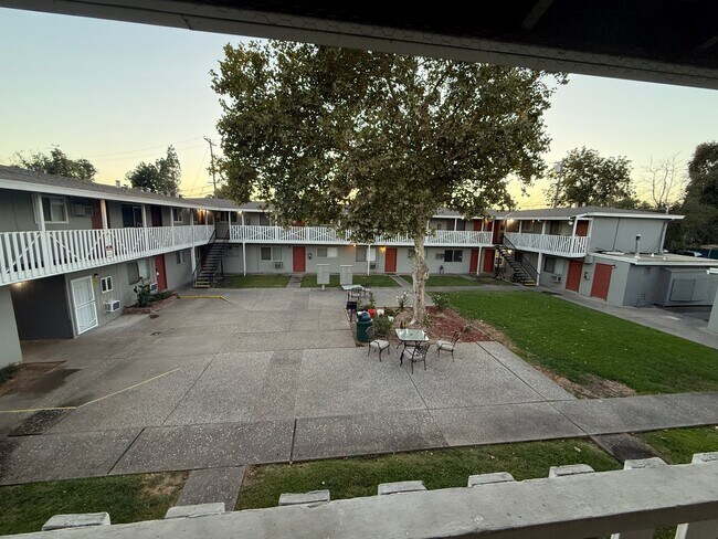 Foto del edificio - 1523 Los Robles Blvd