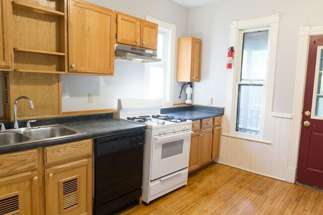 Building Photo - Prime 5 Bedroom in Dinkytown close to the U of M!