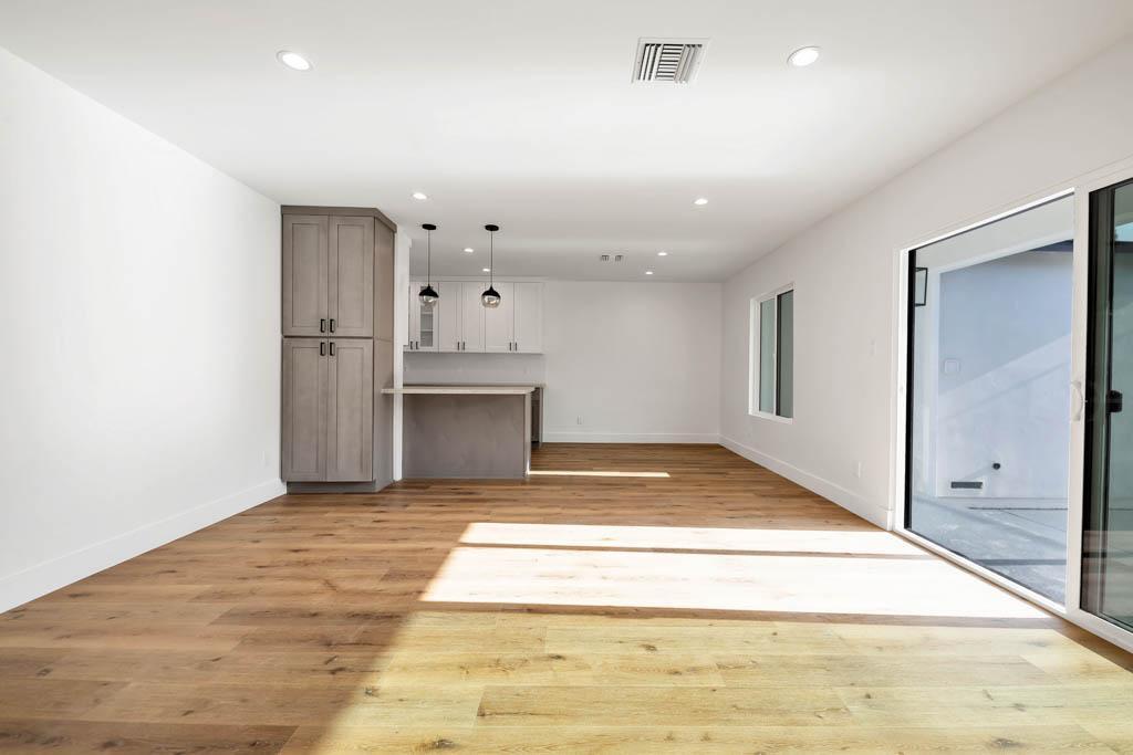 Foto principal - 8045 Darby Ave