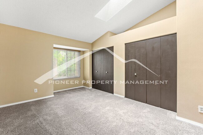 Building Photo - Spacious Townhome with Assigned Parking Space