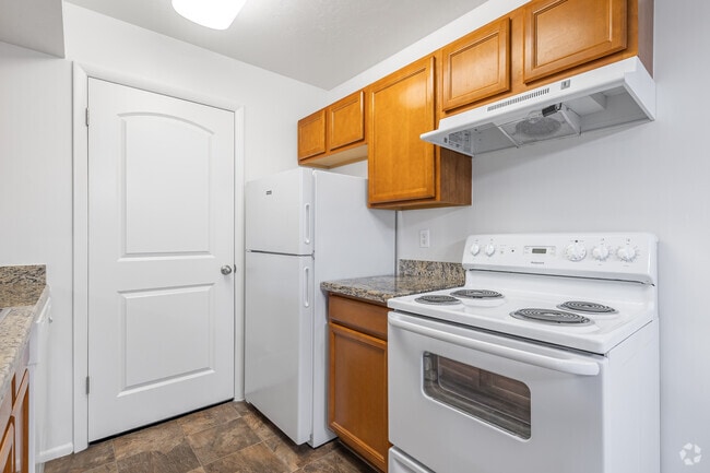 2 habitaciones, 1 baño, 1000 pies cuadrados, cocina - Falcon Park Apartments