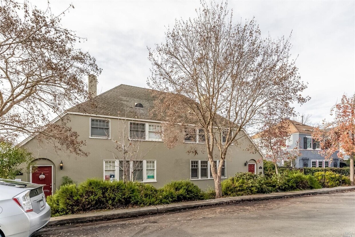 Primary Photo - 127 B St