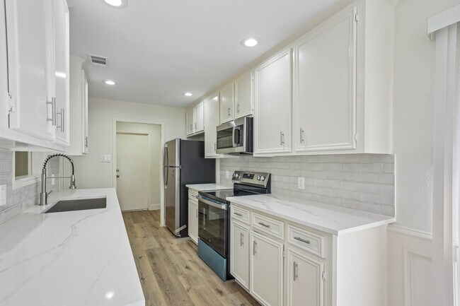 Building Photo - 2861 Panagard Dr